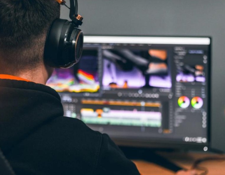 提问：现在学习影视后期来得及吗？视频制作大叔在线答疑